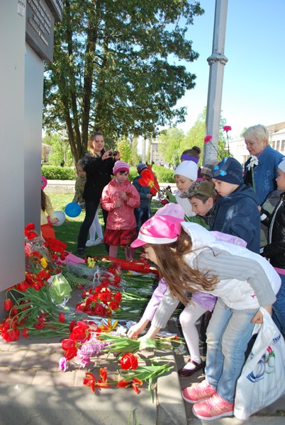 Возложение цветов на могилу павшего героя ВОВ